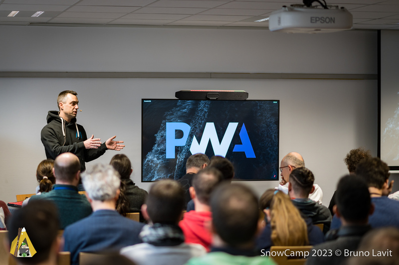 Une photo de moi, prise par Bruno Lavit, pendant ma présentation à SnowCamp 2023