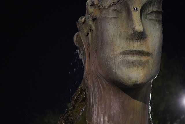 The face statue fountain.